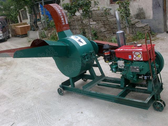 關機時，先關閉撥動開關（guān），停止向機器裏邊輸送秸稈