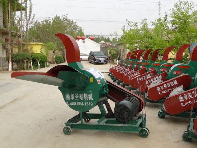 小型秸稈揉搓機使物料經加工後，成品秸稈呈細絲條形狀（zhuàng），符合（hé）牲口采食習性