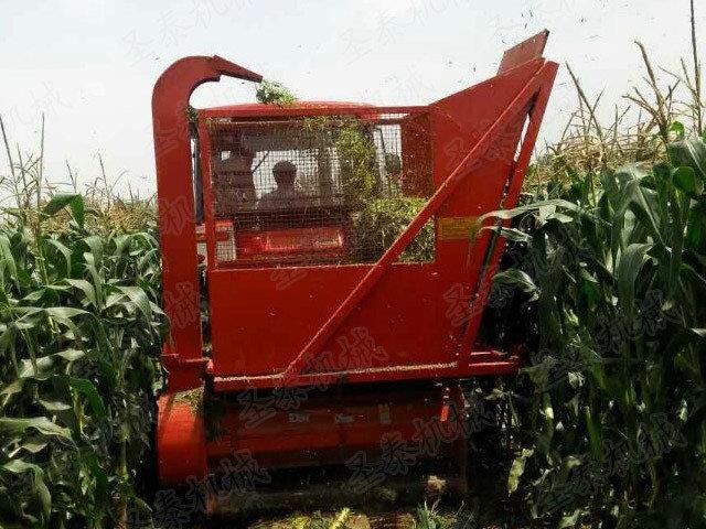 回收（shōu）機轉彎半徑小，可牽引拖車，自行開道進入收割區