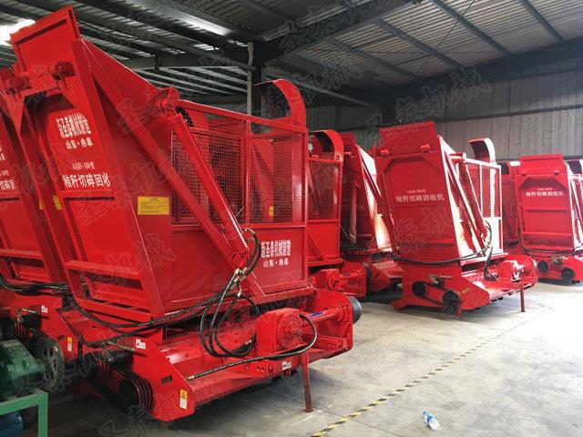 大型秸稈回收機（jī）跟在拖拉機後麵，通過播齒的播撿完（wán）成（chéng）秸稈的撿拾，切割動作