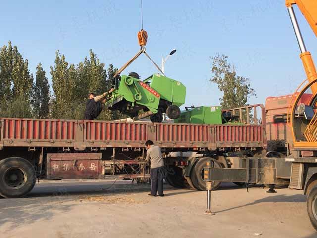 秸稈收割打捆（kǔn）機采用四（sì）輪拖拉機正牽引作（zuò）業，運（yùn）行穩定，便於配套和推廣