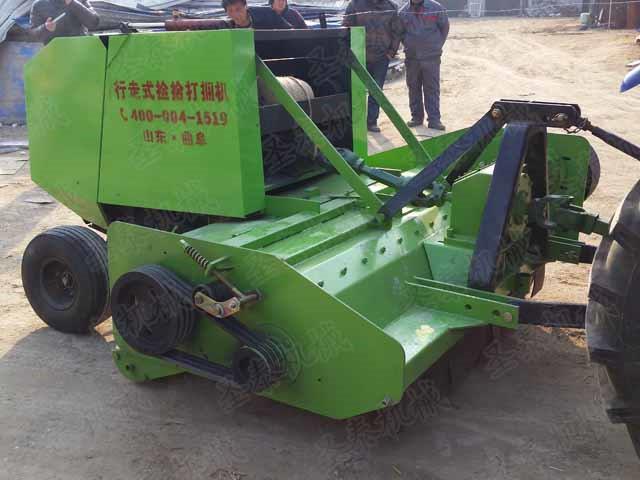 秸稈粉碎回收打捆機在工作中能將物料一次性加工完成並（bìng）進行打包，大幅度提（tí）高了工作效率