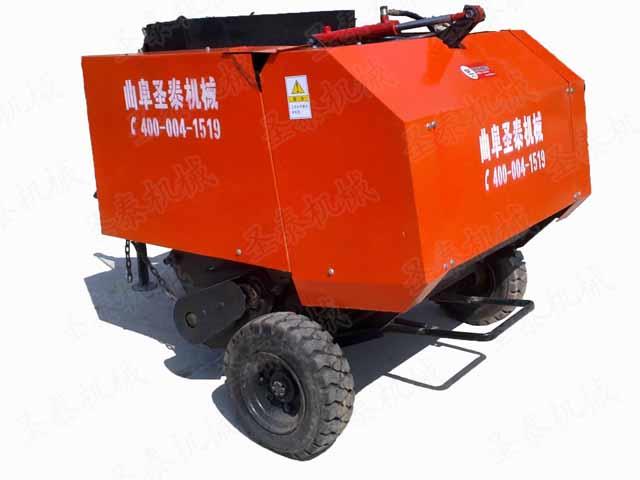 拖拉機牽（qiān）引打捆機在公路上（shàng）行駛，要注（zhù）意行車安全