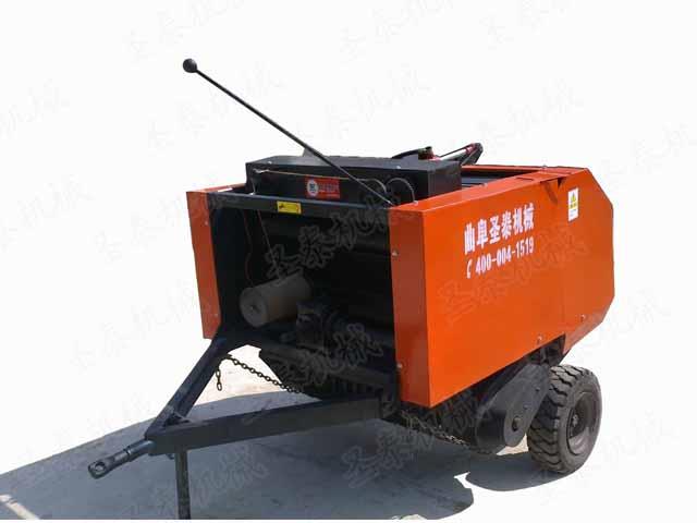 牧草撿拾打捆機存放（fàng）時要內部打掃（sǎo）幹淨，把殘留農作物清除（chú）幹淨