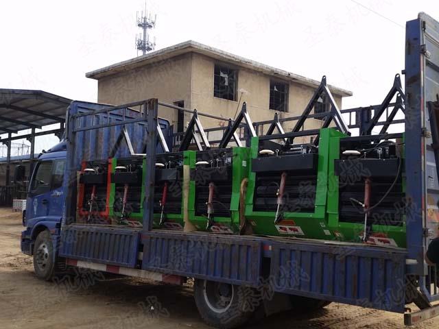 牧草撿拾打捆機作（zuò）業時遇到堵塞情況，要（yào）關閉發動機，切斷動力後再清（qīng）除