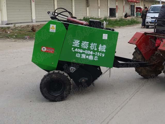 全自動牧草打（dǎ）捆機還（hái）有拾檢秸稈的功能，全麵實現了自動化，一個人即可操作該機器