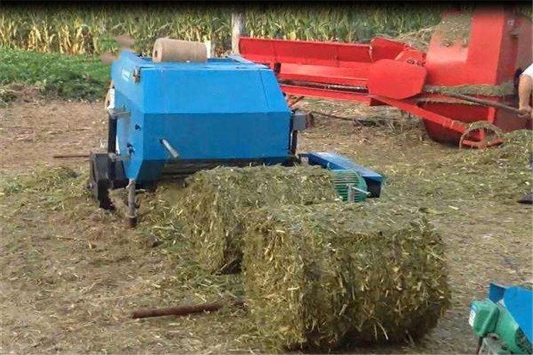 打開青貯（zhù）打捆機右門，按照說明書標明的“穿帶過程法”或穿帶示意圖，正確穿帶