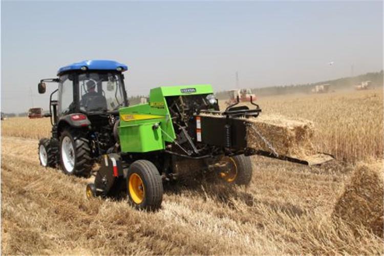 打捆機作業時遇到堵塞情況，要（yào）關閉發動機，切斷動力後再清除，打捆（kǔn）機在卸草捆時，後麵禁止站人，以免擠傷、碰傷