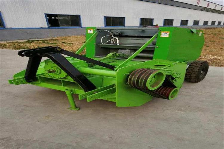 當打捆機液壓管與（yǔ）拖拉機液壓輸出端聯接後，檢查液壓管路是（shì）否有泄露，禁止在（zài）液壓油（yóu）管有壓力的情況下插拔油管