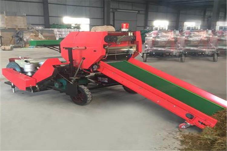 青貯打（dǎ）捆機先將（jiāng）又粗又壯又硬的秸稈搓（cuō）弄破壞，在機器的慣性效果下將物（wù）料拋送至攪龍