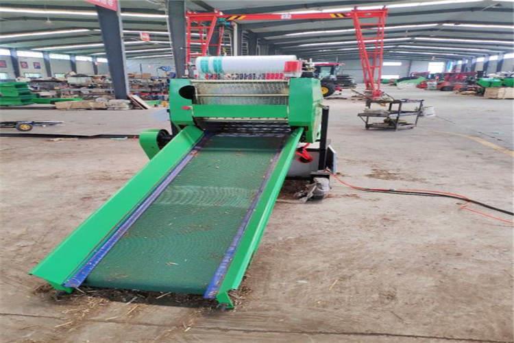 我（wǒ）們在使用青貯打捆機的（de）時候，要注意保持打捆機的清潔度，要注意（yì）防止灰塵、棉紗等雜（zá）物進入到油箱中