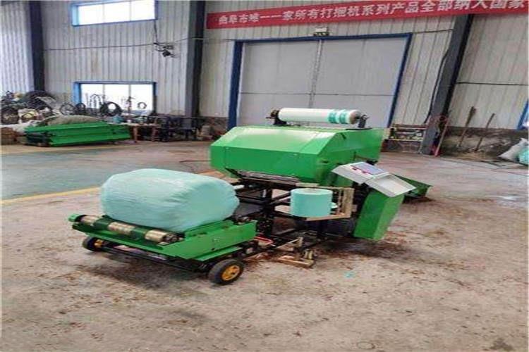 隨車吊長時間使用秸稈打（dǎ）捆機會導致（zhì）濾油器的（de）濾芯（xīn）被堵（dǔ）塞（sāi），因此我們記得要注意定期的清潔秸稈打捆（kǔn）機，尤其是定期的更換濾芯